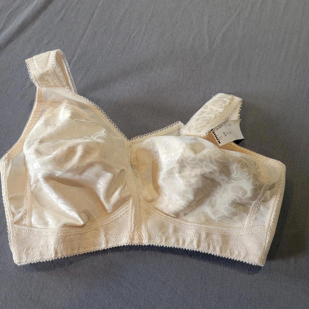 Playtex Secrets Smoothing Bra 36DD Cream Style 1593 NWT 4-Way Support N.W.T